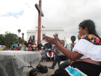 Jueves 5 de mayo. decenas de parteras y madres de familia marcharon ayer por las principales calles de la ciudad para conmemorar el "Día Internacional de la Partera".