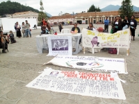 Jueves 5 de mayo. decenas de parteras y madres de familia marcharon ayer por las principales calles de la ciudad para conmemorar el "Día Internacional de la Partera".