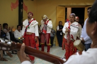 Sábado 24 de diciembre del 2016. Tuxtla Gutiérrez. Los danzantes de la comunidad indígena zoque bailan durante las celebraciones de la navidad en los altares donde se levanta el pesebre y las plantas que servirán para los rituales del año nuevo