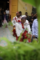 Sábado 24 de diciembre del 2016. Tuxtla Gutiérrez. Los danzantes de la comunidad indígena zoque bailan durante las celebraciones de la navidad en los altares donde se levanta el pesebre y las plantas que servirán para los rituales del año nuevo