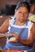 Viernes 6 de enero del 2016. Tuxtla Gutiérrez. La elaboración de los tamales de hoja de maíz, se elabora por las mujeres de la comunidad zoque mientras se lleva a cabo la Danza de los Pastores según la costumbre de la tradición zoque durante las celebraci