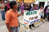 Jueves 12 de septiembre del 2013. Tuxtla Gutiérrez. Familiares y compañeros del profesor Alberto Patishtan se enteran de la sentencia en contra del líder indígena en las afueras del Tribunal Colegiado de Circuito en la capital del estado de Chiapas.