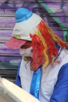 Lunes 30 de mayo. Un Payasito se protege del calor del medio día a escasos metros de la avenida central