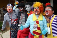 Miércoles 1 de junio. Los Payasos aquí presentes tienen derecho a gobernar el país, "ya que cualquier payaso lo hace, por eso nosotros también tenemos derecho". Atte los Payasos.  Los payasitos del sureste de México se reúnen en Tuxtla Gutiérrez para real