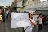 Domingo 12 de julio del 2015. Tuxtla Gutiérrez. Lo que sería el cierre de compaña de un candidato político en el parque Morelos-Bicentenario por la prohibición del ayuntamiento y la veda electoral se convirtió en una marcha ciudadana donde las consignas f