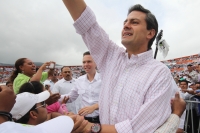 Jueves 10 de noviembre. Peña Nieto acompaña al Huero Velazco