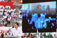 Jueves 10 de noviembre. Peña Nieto acompaña al Huero Velazco