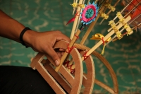 Miércoles 15 de febrero del 2017. El penacho de la danza de la pluma de guacamaya. La elaboración del atuendo de los danzantes de la danza de la pluma de guacamaya o carnaval es elaborado siguiendo la ritualidad que es conservada y transmitida a las nueva