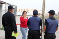 Miércoles 8 de junio. Una de las periodistas que se encontraba cubriendo la información en el Penal El Amate es retenida por unos instantes por los elementos policiacos del lugar, para tratar de evitar que tomara fotografías y audios durante la declaració