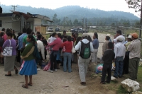 Viernes10 de junio. Familiares de los más de 50 indígenas presos en huelga de hambre esperan en las afueras del penal de San Cristóbal de las Casas sin que se tengan noticias del estado de salud física de quienes realizan la protesta.