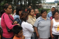 Viernes10 de junio. Familiares de los más de 50 indígenas presos en huelga de hambre esperan en las afueras del penal de San Cristóbal de las Casas sin que se tengan noticias del estado de salud física de quienes realizan la protesta.