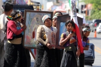 9 de diciembre del 2013. Tuxtla Gutiérrez. Peregrinos de los diferentes parajes y comunidades de San Juan Chamula recorren las iglesias y ermitas de la Virgen de Guadalupe ubicadas en el sureste de México, esto a pesar de los más de 34 grados que se regis