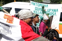 Sábado 9 de diciembre del 2017. Tuxtla Gutiérrez. Indí­genas de San Juan Chamula regresan después de visitar la Virgen de Juquila y agradecen en la iglesia de Guadalupe antes de continuar hacia las comunidades de Los Altos de Chiapas.