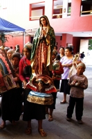 Sábado 9 de diciembre del 2017. Tuxtla Gutiérrez. Indí­genas de San Juan Chamula regresan después de visitar la Virgen de Juquila y agradecen en la iglesia de Guadalupe antes de continuar hacia las comunidades de Los Altos de Chiapas.
