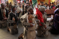 Sábado 9 de diciembre del 2017. Tuxtla Gutiérrez. Indí­genas de San Juan Chamula regresan después de visitar la Virgen de Juquila y agradecen en la iglesia de Guadalupe antes de continuar hacia las comunidades de Los Altos de Chiapas.