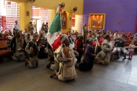 Sábado 9 de diciembre del 2017. Tuxtla Gutiérrez. Indí­genas de San Juan Chamula regresan después de visitar la Virgen de Juquila y agradecen en la iglesia de Guadalupe antes de continuar hacia las comunidades de Los Altos de Chiapas.