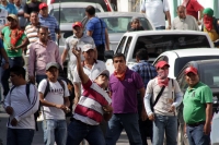 Miércoles 9 de diciembre del 2015. Tuxtla Gutiérrez. Un PolicÃa Federal y dos elementos de la corporación estatal fueron retenidos por los sindicalistas de la Coordinadora Nacional de Trabajadores de la Educación después del enfrentamiento ocurrido entre Miércoles 9 de diciembre del 2015. Tuxtla Gutiérrez. Un PolicÃa Federal y dos elementos de la corporación estatal fueron retenidos por los sindicalistas de la Coordinadora Nacional de Trabajadores de la Educación después del enfrentamiento ocurrido entre
