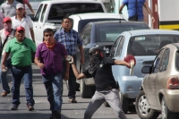 Miércoles 9 de diciembre del 2015. Tuxtla Gutiérrez. Un Policía Federal y dos elementos de la corporación estatal fueron retenidos por los sindicalistas de la Coordinadora Nacional de Trabajadores de la Educación después del enfrentamiento ocurrido entre 