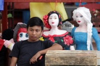 Miércoles 12 de julio del 2017. Tuxtla Gutiérrez. Las artesanales piñatas son ofrecidas a precios de 80 y 150 en el Mercado de las Flores en el centro de la ciudad.