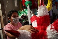 Diciembre del 2020. Tuxtla Gutiérrez. Elaboración de piñatas
