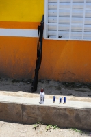 Habitantes de la Colonia Zapata ubicada en el norte oriente de Tuxtla entregan el arma que le fuera arrebatada a un policía auxiliar en días pasados.