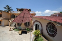 Lunes 25 de julio. Marcas en las paredes y la vieja estructura inmobiliaria de un antiguo balneario y centro de espectáculos para adultos se mantienen en la Finca Pitiquito que hasta hace algunos días fuera la principal Casa de Arraigo en el estado de Chi