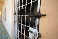 Lunes 25 de julio. Marcas en las paredes y la vieja estructura inmobiliaria de un antiguo balneario y centro de espectáculos para adultos se mantienen en la Finca Pitiquito que hasta hace algunos días fuera la principal Casa de Arraigo en el estado de Chi