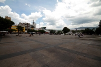 Miércoles 19 de junio del 2018. Tuxtla Gutiérrez. La plancha de la Plaza Central recibe mantenimiento y limpieza después de que los maestros levantaran esta mañana el plantón que mantení­an durante el movimiento magisterial en este estado del sureste