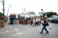 Miércoles 19 de junio del 2018. Tuxtla Gutiérrez. La plancha de la Plaza Central recibe mantenimiento y limpieza después de que los maestros levantaran esta mañana el plantón que mantení­an durante el movimiento magisterial en este estado del sureste