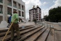 Miércoles 19 de junio del 2018. Tuxtla Gutiérrez. La plancha de la Plaza Central recibe mantenimiento y limpieza después de que los maestros levantaran esta mañana el plantón que mantenÃÂan durante el movimiento magisterial en este estado del sureste Miércoles 19 de junio del 2018. Tuxtla Gutiérrez. La plancha de la Plaza Central recibe mantenimiento y limpieza después de que los maestros levantaran esta mañana el plantón que mantenÃÂan durante el movimiento magisterial en este estado del sureste