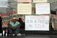 Las entradas del edificio de gobierno continua bloqueada por campesinos de la organización ORCASA en apoyo a los militantes de la OPDDIC que se enfrentaran en días pasados a zapatistas en Agua Azul