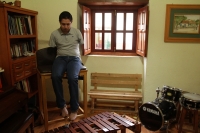 Jueves 4 de agosto del 2016. San Cristóbal de las Casas. El joven Cesar Artemio del Valle interpreta bellas composiciones musicales a pesar de que hace 12 años perdiera los brazos en un accidente donde resultar electrocutado. Su formación musical es graci