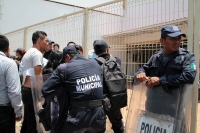 Jueves 5 de julio del 2018. Tuxtla Gutiérrez. Elementos de las corporaciones policiacas resguardan el lugar donde se realiza el conteo de algunas casillas electorales en la novena sur donde este medio dí­a estallaran dos petardos aventados desde una moto