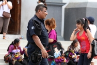 Martes 27 de diciembre. Ambulantaje sin control. Tuxtla Gutiérrez, Chiapas. A pesar de los intentos de las autoridades municipales de Tuxtla, los vendedores ambulantes invaden el atrio de la catedral de la ciudad vendiendo artículos elaborados a mano y ar