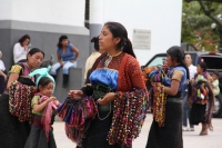 Martes 27 de diciembre. Ambulantaje sin control. Tuxtla Gutiérrez, Chiapas. A pesar de los intentos de las autoridades municipales de Tuxtla, los vendedores ambulantes invaden el atrio de la catedral de la ciudad vendiendo artículos elaborados a mano y ar