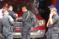 Martes 12 de julio. Elementos de la Policía Municipal realizan un operativo en el domicilio marcado con el número 445 de la 11 poniente sur donde detuvieron a dos sujetos por presuntos artículos robados denunciados por los vecinos del lugar.