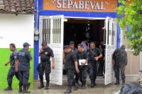 Martes 12 de julio. Elementos de la Policía Municipal realizan un operativo en el domicilio marcado con el número 445 de la 11 poniente sur donde detuvieron a dos sujetos por presuntos artículos robados denunciados por los vecinos del lugar.