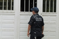 Martes 12 de julio. Elementos de la Policía Municipal realizan un operativo en el domicilio marcado con el número 445 de la 11 poniente sur donde detuvieron a dos sujetos por presuntos artículos robados denunciados por los vecinos del lugar.
