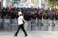 Miércoles 17 de junio del 2015. Tuxtla Gutiérrez. Elementos de la policía estatal resguardan los edificios amenazados por el movimiento magisterial de este medio día.