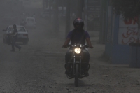 Jueves 26 de junio del 2014. Tuxtla Gutiérrez. El polvo provocado por el abandono de las obras del libramiento sur poniente continúa afectando a vecinos y transeúntes quienes padecen enfermedades respiratorias. Jueves 26 de junio del 2014. Tuxtla Gutiérrez. El polvo provocado por el abandono de las obras del libramiento sur poniente continúa afectando a vecinos y transeúntes quienes padecen enfermedades respiratorias.