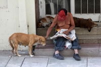 Lunes 2 de marzo  del 2015. Tuxtla Gutiérrez. Un conocido personaje de la ciudad convive cotidianamente con los animales callejeros.