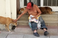 Lunes 2 de marzo  del 2015. Tuxtla Gutiérrez. Un conocido personaje de la ciudad convive cotidianamente con los animales callejeros.