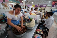Miércoles 18 de marzo del 2020. Tuxtla Gutiérrez. Locatarios de los mercados públicos obsequian jícaras de pozol a los visitantes durante las celebraciones del Día del Pozol reconociendo a quienes preparan la refrescante bebida del sureste de México