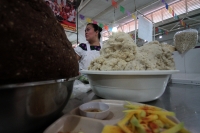 Miércoles 18 de marzo del 2020. Tuxtla Gutiérrez. Locatarios de los mercados públicos obsequian jícaras de pozol a los visitantes durante las celebraciones del Día del Pozol reconociendo a quienes preparan la refrescante bebida del sureste de México