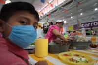 Miércoles 18 de marzo del 2020. Tuxtla Gutiérrez. Locatarios de los mercados públicos obsequian jícaras de pozol a los visitantes durante las celebraciones del Día del Pozol reconociendo a quienes preparan la refrescante bebida del sureste de México