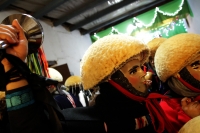 Lunes 18 de enero del 2016. Chiapa de Corzo. Chiapanecas y Parachicos recorren las calles de la colonial ciudad de la ribera del rio Grijalva durante las celebraciones patronales en la fiesta Grande de Chiapas.