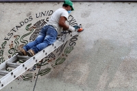 Miércoles 17 de octubre del 2018. Tuxtla Gutiérrez. Trabajadores de mantenimiento limpian las pintas de las constantes protestas en el edificio de la administración los muros del edificio de la administración chiapaneca
