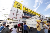 Domingo 29 de enero del 2012. Protestan en el PRD.