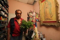 Jueves 26 de noviembre del 2013. Tuxtla Gutiérrez. Don Oscar, perteneciente a la Confraternidad Di-Tu y practicante del culto a la Santa Muerte ha “sanado” a poderosos políticos, artistas famosos y gente adinerada, lo mismo que a los más pobres y humildes Jueves 26 de noviembre del 2013. Tuxtla Gutiérrez. Don Oscar, perteneciente a la Confraternidad Di-Tu y practicante del culto a la Santa Muerte ha “sanado” a poderosos políticos, artistas famosos y gente adinerada, lo mismo que a los más pobres y humildes