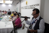 Martes 5 de junio del 2018. Tuxtla Gutiérrez. Willy Ochoa, diputado presidente de la mesa directiva del Congreso del estado de Chiapas y Silvia Lilian Garces Quirox, presidente de la Junta de coordinación polí­tica entregan reconocimientos a la trayecto
